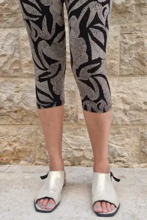 טייץ כותנה בצבע שחור עם הדפס פרחים קצר